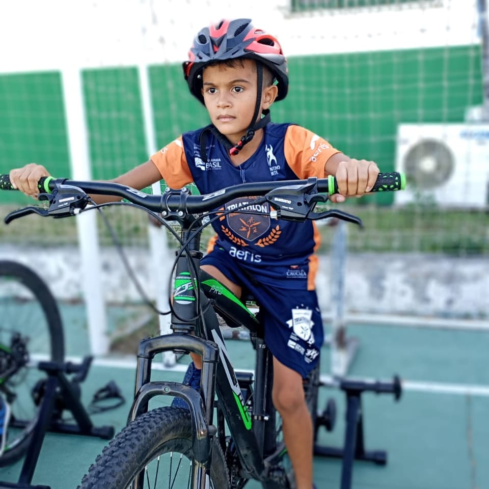 Mascote da Escolinha de Triathlon em Caucaia é exemplo de dedicação