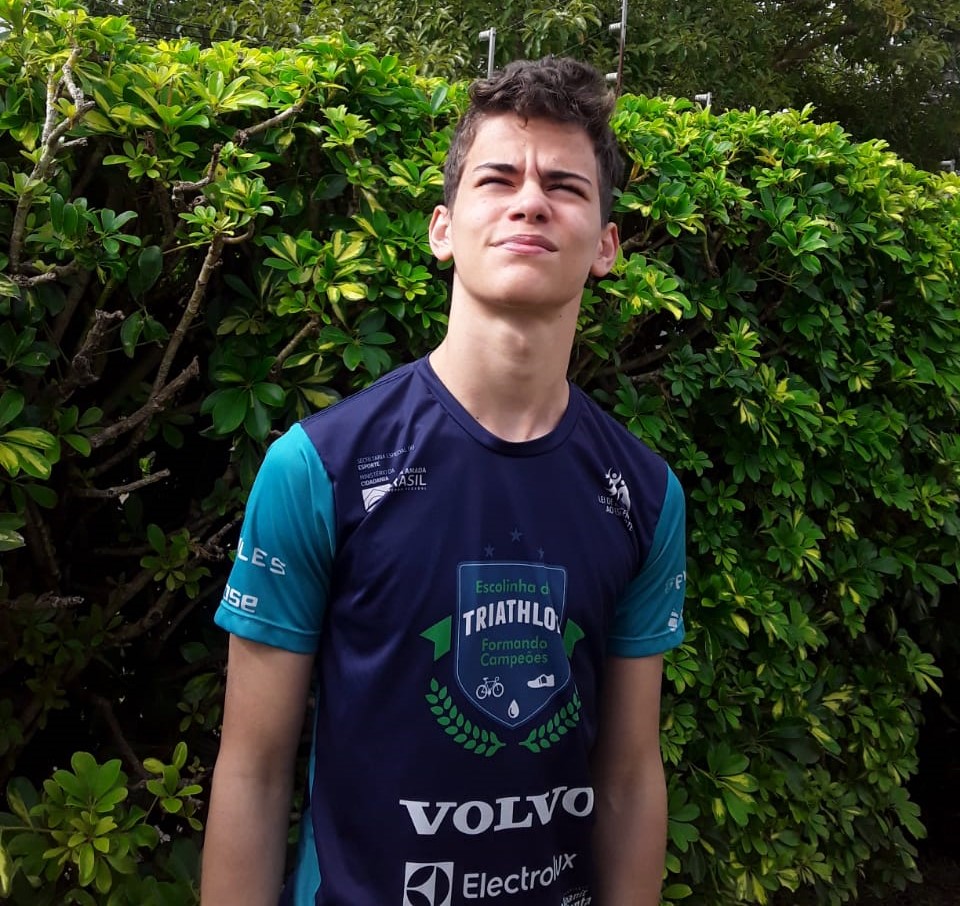 Parceria entre mãe e filhos ajuda a desenvolver alunos da Escolinha de Triathlon