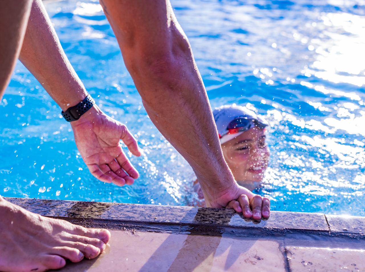 Escolinha de Triathlon desenvolve natação para crianças em Caucaia