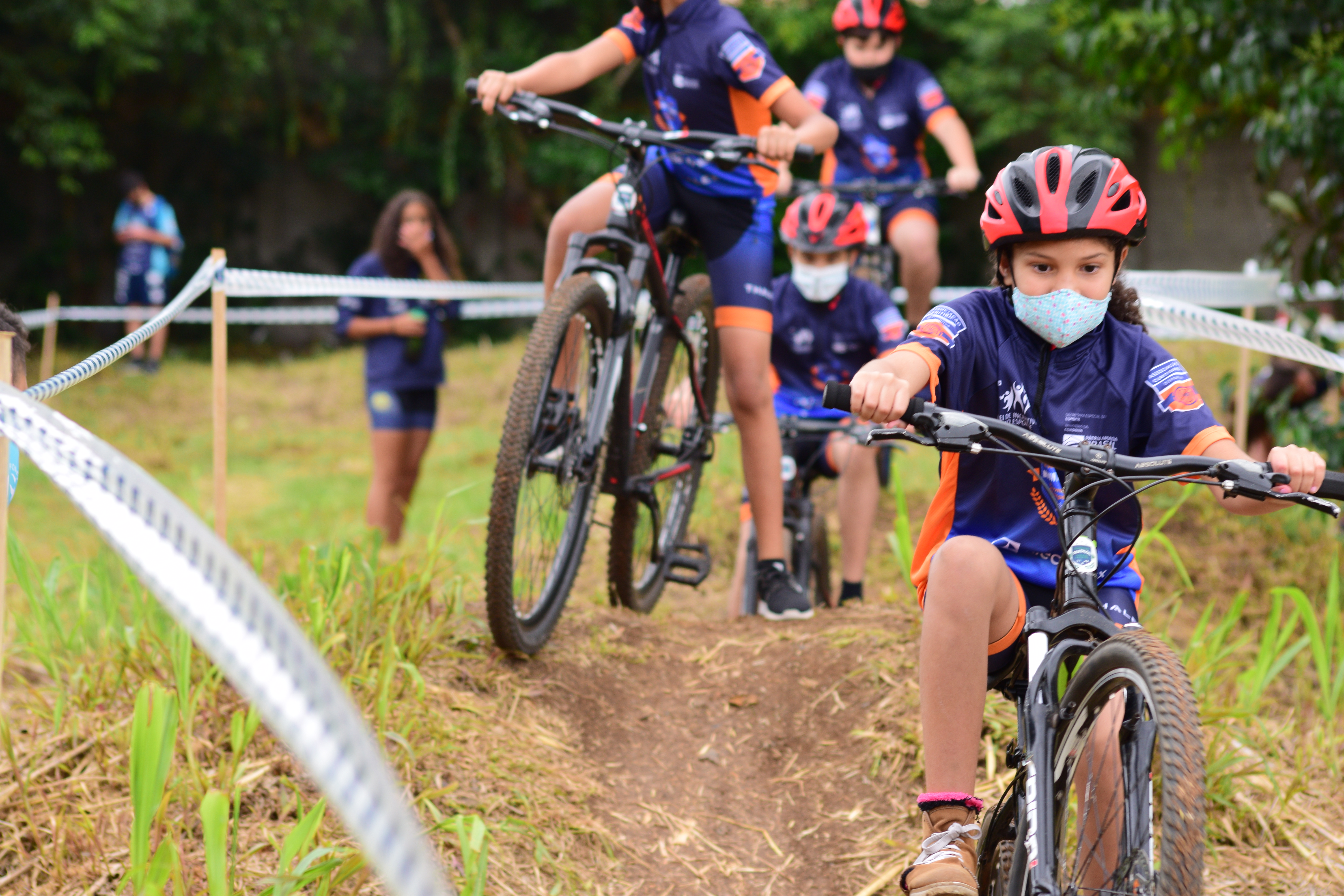 Mountain bike conquista crianças de Curitiba